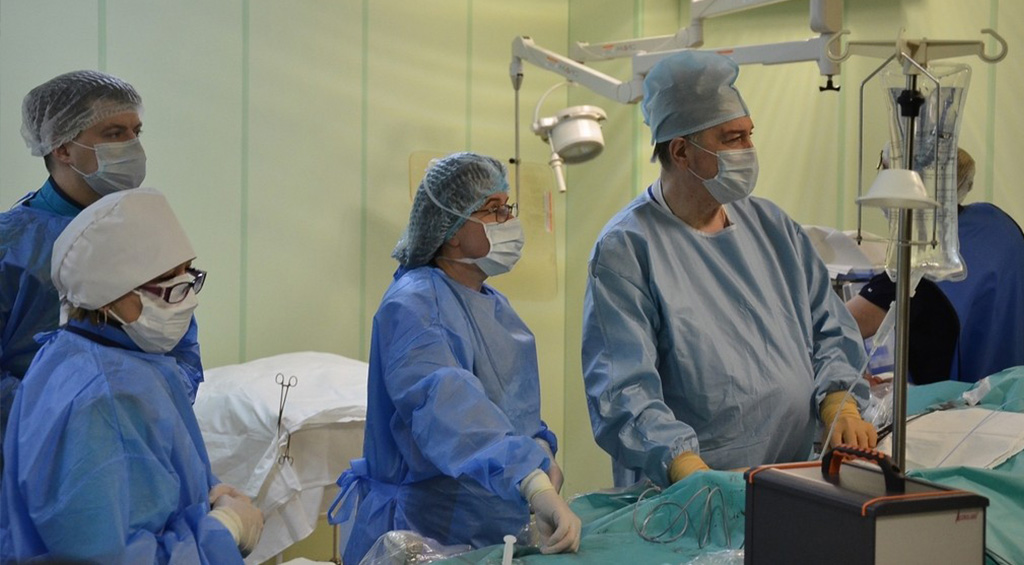 Новости хирургической службы РФ - Главный хирург Минздрава России Амиран Ревишвили провел в Тамбовской области первую операцию катетерного лечения нарушений ритма сердца