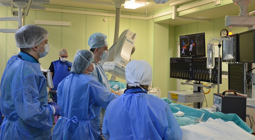 Новости хирургической службы РФ - Главный хирург Минздрава России Амиран Ревишвили провел в Тамбовской области первую операцию катетерного лечения нарушений ритма сердца